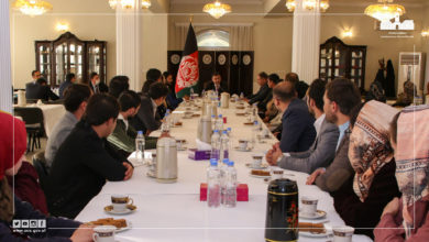 تصویر ترکمن یگیت وغیزلری دولت باش توتانی   دفتری نینگ باشلیغی بیلن گوریشدی