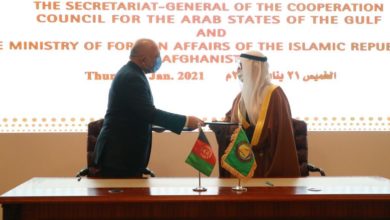 تصویر محمد حنیف اتمر وزیر خارجه افغانستان در دیدار با وزیر خارجه عربستان سعودی تفاهم نامه آموزشی را امضا کردند