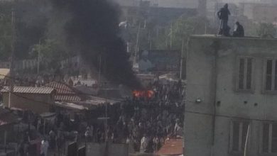تصویر یک موتر شهرداری از سوی دست‌فروشان در بلخ به آتش زده شد