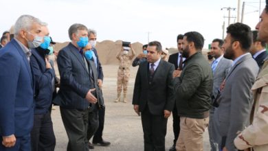 تصویر معینان وزارت‌های خارجه افغانستان و ایران در مرز مشترک میان دو کشور دیدار کردند
