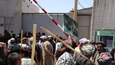 تصویر معترضان در فاریاب مانع ورود والی جدید به این ولایت شدند