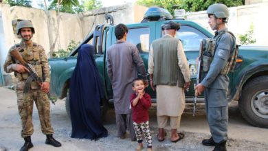 تصویر پولیس تخار یک کودک را از چنگ آدم‌ربایان آزاد کرد