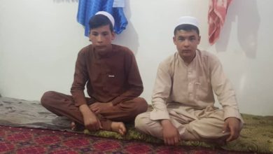 تصویر دو نوجوان در جوزجان از چنگ آدم‌رباها آزاد شد