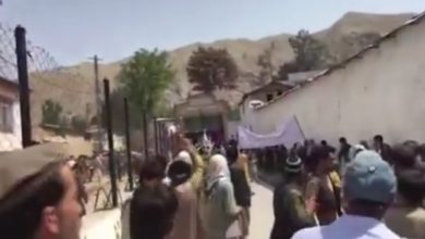 تصویر اعتراضات در بدخشان؛ معترضان اسناد‌ دولتی را به آتش کشیدند