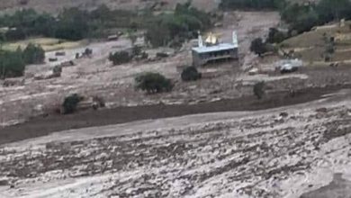 تصویر جاری شدن سیلاب مسیر دو ولسوالی پنجشیر را مسدود کرد