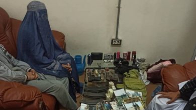 تصویر طالبان یک زن را در کندز با مقداری سلاح و مهمات بازداشت کردند