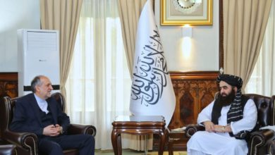 تصویر متقی با سفیر ایران در مورد وضعیت مهاجرین افغان در آن کشور صحبت کرد