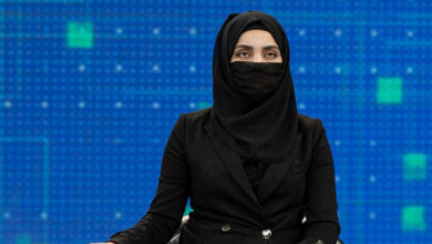 İnsan Hakları İzleme Örgütü: Televizyonda kadın sunucuların yüzlerini kapatmak kadın haklarının açık ihlalidir fotoğrafı