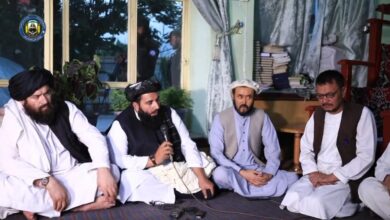 Sirajuddin Hakkani’nin ofisinin başkanı, Kaj eğitim merkezine yapılan saldırının kurbanlarının aileleriyle bir araya geldi fotoğrafı