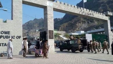 Haftada iki kez kapatılan Torkham sınırı yeniden trafiğe açıldı fotoğrafı