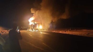 Kabil-Kandahar karayolu üzerinde bir yolcu otobüsü alev aldı fotoğrafı