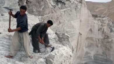 تصویر قرارداد استخراج معادن نمک و سنگ نفرایت در دو ولایت به شرکت‌های خصوصی سپرده شد