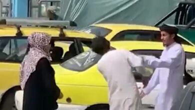 تصویر محتسبی که یک راننده تکسی را در بلخ با سیلی زده بود از سوی بازداشت شد