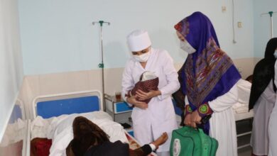 Türkmenistanlı doktorlar Afgan kadınlara yardım ediyor fotoğrafı