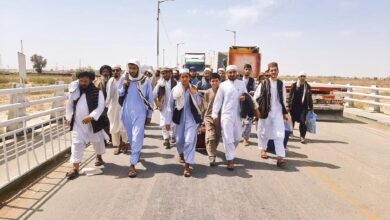 تصویر ۲۳ شهروند افغان که در ایران زندانی بودند به افغانستان برگشتند