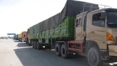 Pakistan’da protestocular Afgan kamyonunu ateşe verdi fotoğrafı