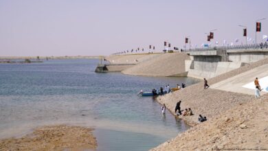 تصویر یک هیات ایرانی به منظور بررسی سطح آب از رودخانه هلمند در ارزگان بازدید نمود