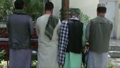 تصویر پولیس کابل سه تن را به اتهام سرقت مسلحانه بازداشت کرد