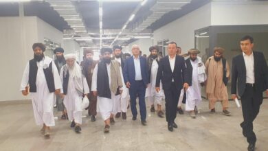 تصویر والی بلخ در راس یک هیات عازم ازبکستان شد
