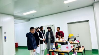 تصویر معین اقتصاد امارت اسلامی از شرکت ادویه‌سازی ایالت تبت چین دیدار نمود