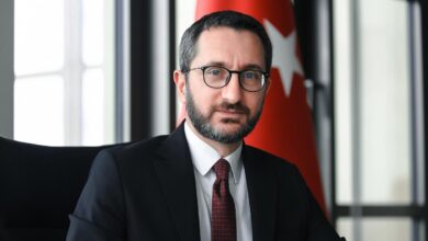 تصویر فخرالدین آلتون ایسرائیل ینگ ژونالیستلاری نیشان آلماغینا قارشیلیق گؤرکِزدی
