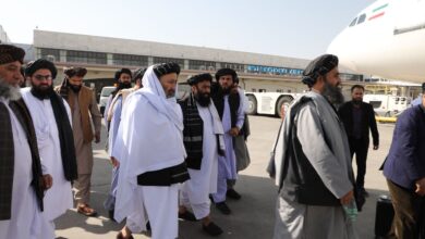 تصویر ملا برادر در راس یک هیات عازم ایران شد
