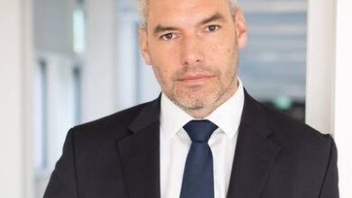 تصویر کارل نهامر صدراعظم اتریش در ایکس از تمیم بن حمد ال ثانی، امیر قطر از بهر همکاری در آزادی شهروند اتریش سپاس‌گزاری کرده است.