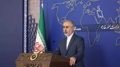 تصویر ناصر کنعانی سخن‌گوی وزارت خارجه ایران حمله شب گذشته امریکا و بریتانیا بر مواضع حوثی‌ها در یمن را نکوهش کرده است