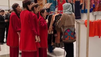 تصویر رضایت هیات کابل از نمایش‌گاه تولیدات افغانستان در عشق‌آباد