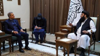 تصویر اندریکا راتوات معاون یوناما و هماهنگ کننده کمک‌های بشری سازمان ملل متحد در افغانستان با مولوی عبدالکبیر معاون سیاسی ریاست‌الوزرا دیدار کرد