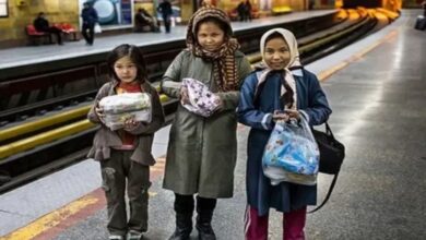 İran, 34’ü çocuk olmak üzere yüzlerce Afgan mülteciyi sınır dışı etti fotoğrafı