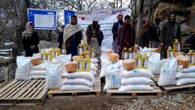 تصویر توزیع کمک به خانواده های آسیب دیده در نورستان