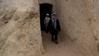 تصویر نبود ساختمان؛ حدود ۴۵۰ دانش‌آموز در جوزجان در مغاره‌ها آموزش می‌بینند
