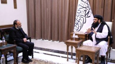 تصویر مولوی عبدالکبیر معاون سیاسی رییس‌الوزرا با سید حسن مرتضوی معاون سفارت ایران در کابل و هیات همراه‌اش دیدار و گفت‌وگو کرده است