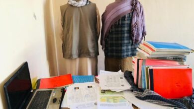 تصویر دو تن در کندز به اتهام ساخت اسناد جعلی مکتب بازداشت شده اند