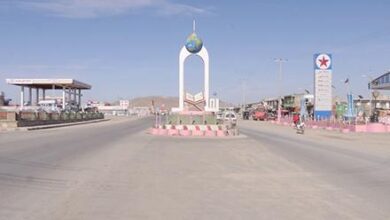 تصویر یک زن در غزنی پس از ۱۲ سال، از زندان خانگی پسران کاکایش آزاد شد