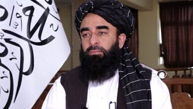 تصویر ذبیح‌الله مجاهد سخن‌گوی امارت اسلامی در خبرنامه‌ای با آسیب‌دیده‌های سیلاب در ولایت‌های بغلان، بدخشان، غور و هرات ابراز همدردی کرده است