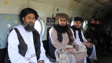 تصویر ملا عبدالغنی برادر در جریان بازدید از مناطق سیلاب زده از بغلان دیدن کرده است
