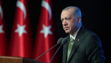 تصویر أردوُغان توساش دا شهیت بوُلانلارینگ ماشغالالارینا دویغوداشلیق بیلدیردی