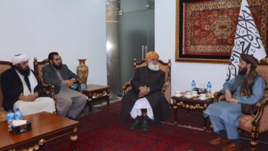 تصویر مولانا فضل الرحمن با کاردار سفارت افغانستان در پاکستان غم شریکی کرد