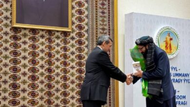 تصویر فضل محمد صابر کاردار سفارت امارت اسلامی در عشق‌آباد، نشان افتخاری «مختومقلی فراغی» ترکمنستان را دریافت کرد.
