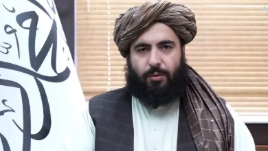 تصویر اطمینان معاون سخنگوی امارت اسلامی از حمایت همه‌جانبه به مهاجران بازگشته در کمپ عمری تورخم