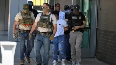 Photo of ICE arrests migrants at US courthouses, opens door to fast-track deportations