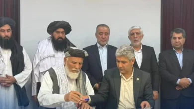 تصویر امضای سه تفاهم‌نامه اقتصادی میان مقام‌های فراه و بیرجند ایران