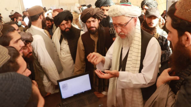 تصویر بازدید معاون اداری ریاست الوزراء از روند بازگشت مهاجرین عودت‌کننده از ایران 