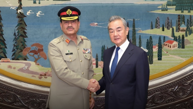 Photo of China’s foreign minister meets Pakistan army chief, urges protection for nationals