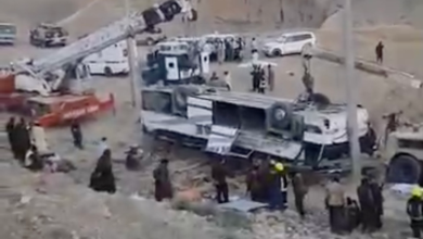 تصویر واژگونی بس مسافربری در شاهراه کابل – قندهار با ۲۶ کشته 