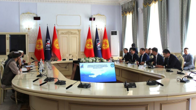 تصویر دیدار سرپرست وزارت صنعت و تجارت افغانستان با همتای قرقیز در بیشکک: امضای دو سند تجاری 