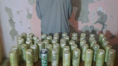 تصویر بازداشت فروشنده مواد مخدر با ۵۰ بوتل شراب خارجی در‌ مزارشریف 