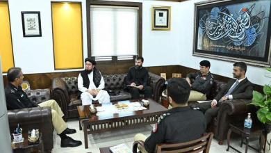 تصویر جنرال قنسول افغانستان در کراچی با قومندان عمومی ایالت سند دیدار و گفتگو کرد 